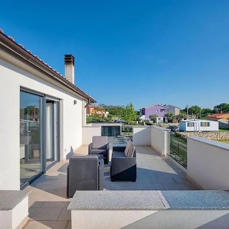 Apartamento Modernly Decorated House In *