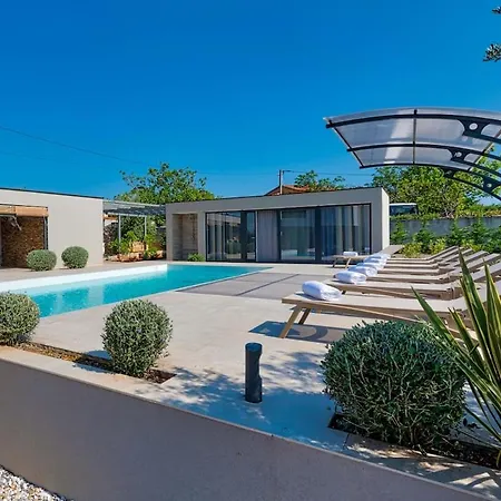 Apartamento Modernly Decorated House In
