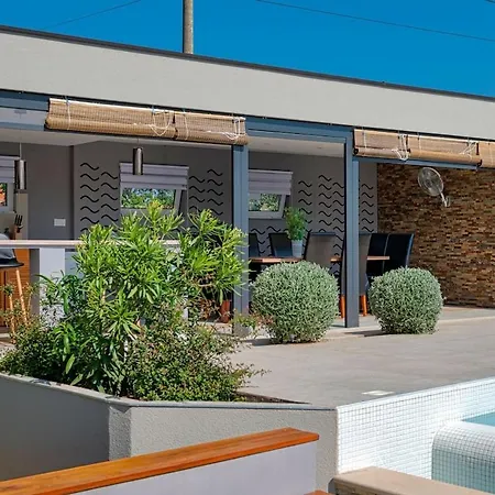 Appartement Modernly Decorated House In Pula