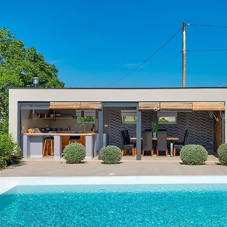 Modernly Decorated House In Apartamento Pula