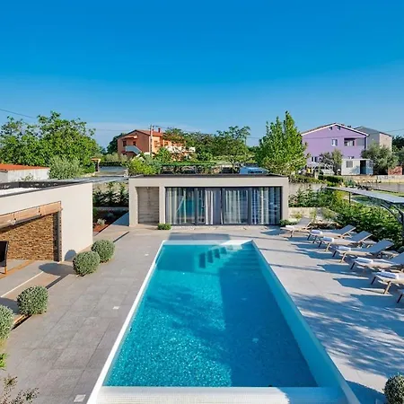 Modernly Decorated House In Apartamento
