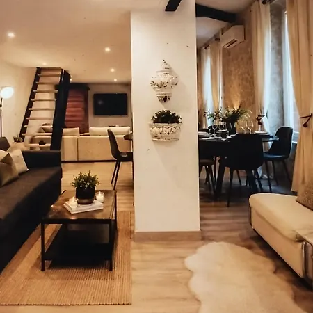 Appartement Modernly Decorated House In Pula