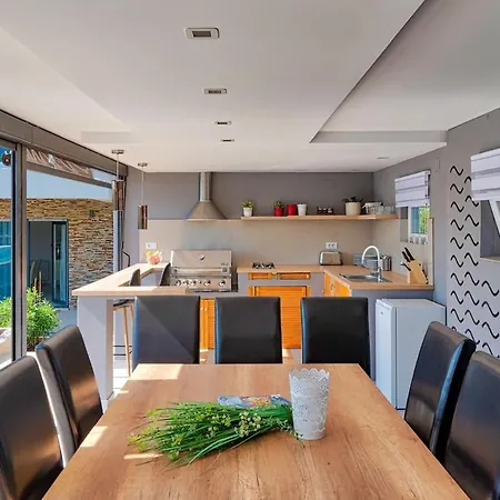 Appartement Modernly Decorated House In Pula